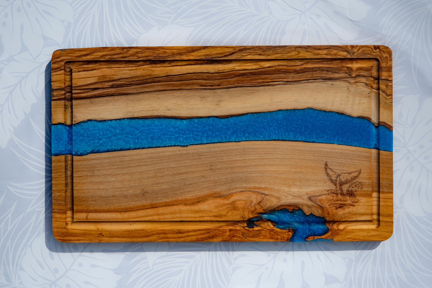 Whale cutting board deep blue